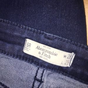 2 PAIRS A&F skinny low rise jeggings. 6R w28, L 29